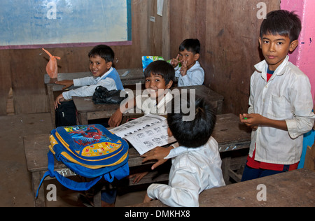 I bambini in una scuola primaria, Areyskat village vicino a Phnom Penh Cambogia Foto Stock