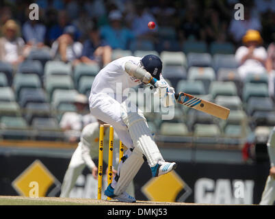 WACA, Perth, Australia. 15 Dic, 2013. Stuart ampia in batting azione difensiva tra Inghilterra e Australia 3° Ceneri Test svoltosi a Perth al WACA , WA , Australia. Credito: Azione Sport Plus/Alamy Live News Foto Stock