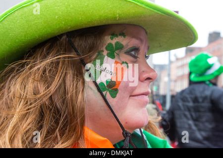 Gli spettatori che indossa il colore verde del trifoglio irlandese, san Patrizio contatti giorno, Dublino, Irlanda Foto Stock