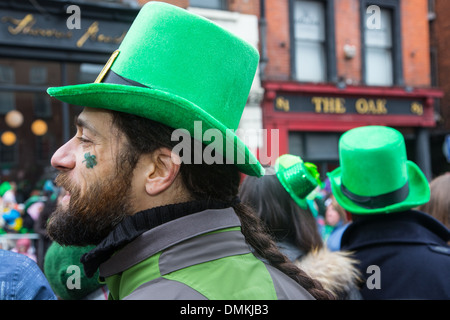 Gli spettatori che indossa il colore verde del trifoglio irlandese, san Patrizio contatti giorno, Dublino, Irlanda Foto Stock