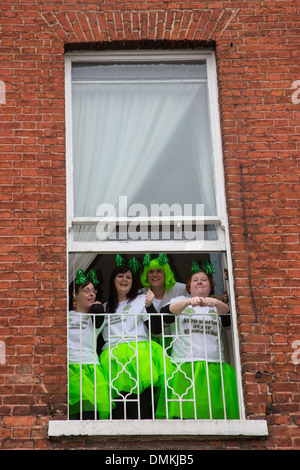 Donne che indossano il colore verde del trifoglio irlandese, spettatori sui balconi e finestre per SAINT PATRICK CONTATTI GIORNO, Dublino, Irlanda Foto Stock