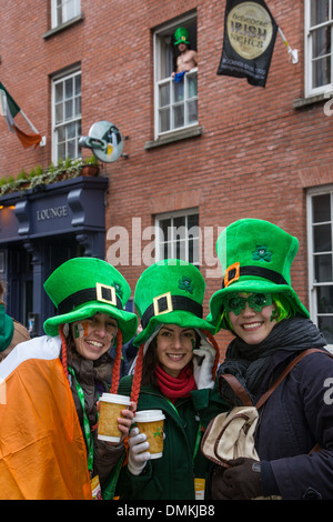 Gli spettatori che indossa il colore verde del trifoglio irlandese, san Patrizio contatti giorno, Dublino, Irlanda Foto Stock