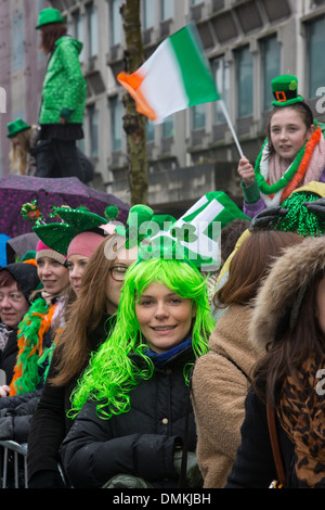 Gli spettatori che indossa il colore verde del trifoglio irlandese, san Patrizio contatti giorno, Dublino, Irlanda Foto Stock