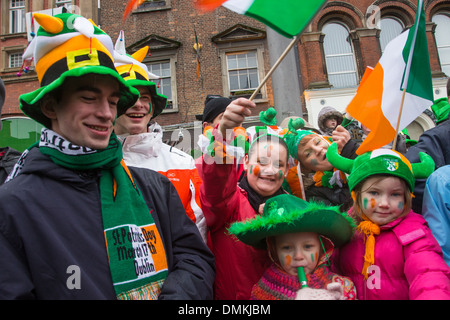 Gli spettatori che indossa il colore verde del trifoglio irlandese, san Patrizio contatti giorno, Dublino, Irlanda Foto Stock