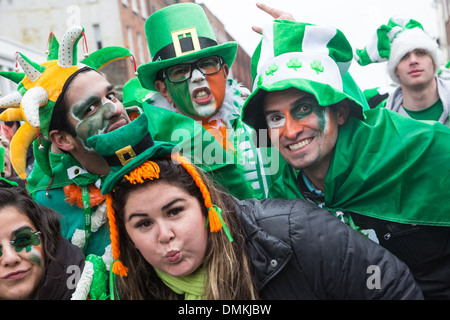 Gli spettatori che indossa il colore verde del trifoglio irlandese, san Patrizio contatti giorno, Dublino, Irlanda Foto Stock