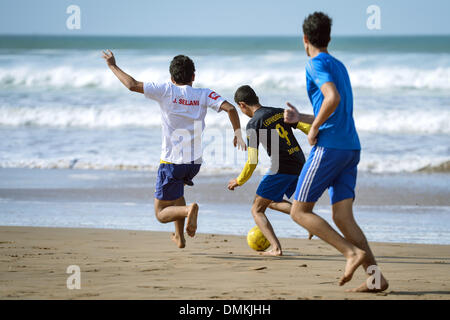 I giovani di giocare a calcio in spiaggia ad Agadir, Marocco, 15 dicembre 2013. Il Bayern Monaco dovrà affrontare Guangzhou Evergrande FC nella semifinale partita di calcio di club FIFA World Cup 2013 il 17 dicembre 2013. Foto: David Ebener/dpa Foto Stock