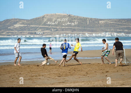 Agadir, Marocco. 15 Dic, 2013. I giovani di giocare a calcio e esercizio salti acrobatici presso la spiaggia di Agadir, Marocco, 15 dicembre 2013. Il Bayern Monaco dovrà affrontare Guangzhou Evergrande FC nella semifinale partita di calcio di club FIFA World Cup 2013 il 17 dicembre 2013. Foto: David Ebener/dpa/Alamy Live News Foto Stock