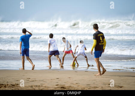 I giovani di giocare a calcio in spiaggia ad Agadir, Marocco, 15 dicembre 2013. Il Bayern Monaco dovrà affrontare Guangzhou Evergrande FC nella semifinale partita di calcio di club FIFA World Cup 2013 il 17 dicembre 2013. Foto: David Ebener/dpa Foto Stock