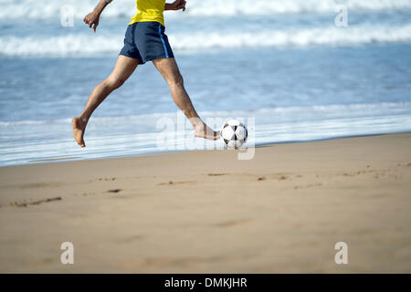 Agadir, Marocco. 15 Dic, 2013. I giovani di giocare a calcio in spiaggia ad Agadir, Marocco, 15 dicembre 2013. Il Bayern Monaco dovrà affrontare Guangzhou Evergrande FC nella semifinale partita di calcio di club FIFA World Cup 2013 il 17 dicembre 2013. Foto: David Ebener/dpa/Alamy Live News Foto Stock