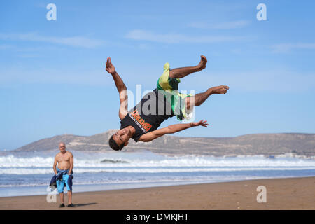 Agadir, Marocco. 15 Dic, 2013. I giovani di giocare a calcio e esercizio salti acrobatici presso la spiaggia di Agadir, Marocco, 15 dicembre 2013. Il Bayern Monaco dovrà affrontare Guangzhou Evergrande FC nella semifinale partita di calcio di club FIFA World Cup 2013 il 17 dicembre 2013. Foto: David Ebener/dpa/Alamy Live News Foto Stock