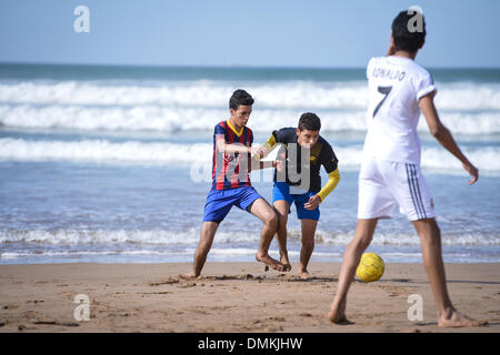 Agadir, Marocco. 15 Dic, 2013. I giovani di giocare a calcio e esercizio salti acrobatici presso la spiaggia di Agadir, Marocco, 15 dicembre 2013. Il Bayern Monaco dovrà affrontare Guangzhou Evergrande FC nella semifinale partita di calcio di club FIFA World Cup 2013 il 17 dicembre 2013. Foto: David Ebener/dpa/Alamy Live News Foto Stock