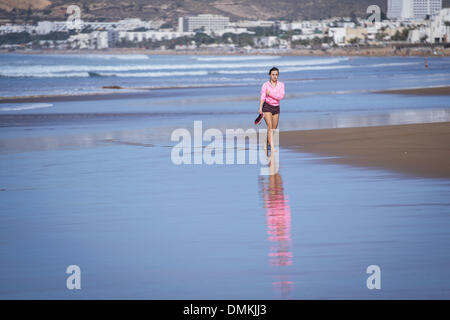 Agadir, Marocco. 15 Dic, 2013. Un giovane wmoan passeggiate in spiaggia ad Agadir, Marocco, 15 dicembre 2013. Il Bayern Monaco dovrà affrontare Guangzhou Evergrande FC nella semifinale partita di calcio di club FIFA World Cup 2013 il 17 dicembre 2013. Foto: David Ebener/dpa/Alamy Live News Foto Stock