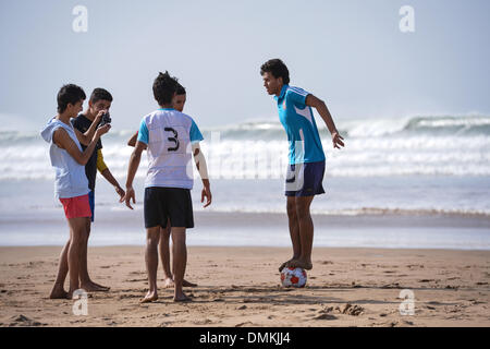 Agadir, Marocco. 15 Dic, 2013. I giovani di giocare a calcio e esercizio salti acrobatici presso la spiaggia di Agadir, Marocco, 15 dicembre 2013. Il Bayern Monaco dovrà affrontare Guangzhou Evergrande FC nella semifinale partita di calcio di club FIFA World Cup 2013 il 17 dicembre 2013. Foto: David Ebener/dpa/Alamy Live News Foto Stock