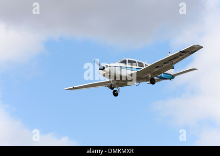 Piper PA-28-151 Cherokee Warrior G-nella BDPA sull approccio finale a terra alla Aviosuperficie Sandtoft Foto Stock