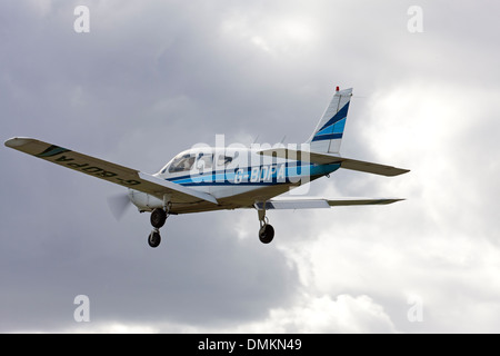 Piper PA-28-151 Cherokee freccia G-nella BDPA sull approccio finale a terra alla Aviosuperficie Sandtoft Foto Stock