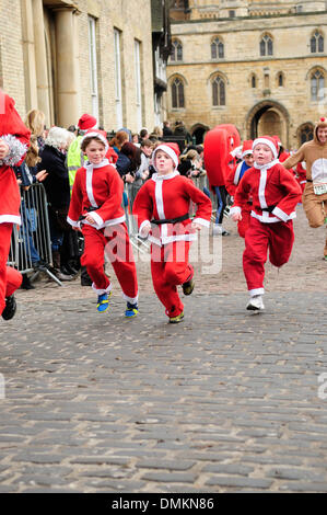 Lincoln, Regno Unito.15dicembre 2013.Migliaia di giro per prendere parte al Lincoln Santa e cane dash o a piedi per la carità.Il corso è iniziato al castello con la strada passando per il Duomo e poi torna al castello per la finitura. Foto Stock