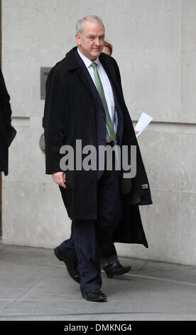 Londra, UK, 15 dic 2013. NHS direttore medico Sir Bruce Keogh visto alla BBC Broadcasting House di Londra Foto Stock