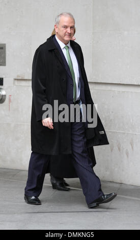 Londra, UK, 15 dic 2013. NHS direttore medico Sir Bruce Keogh visto alla BBC Broadcasting House di Londra Foto Stock