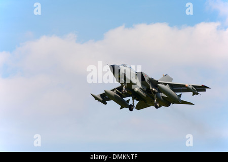 Panavia Tornado IDS 8306 della Royal Saudi Air Force in atterraggio a RAF Conningsby Foto Stock