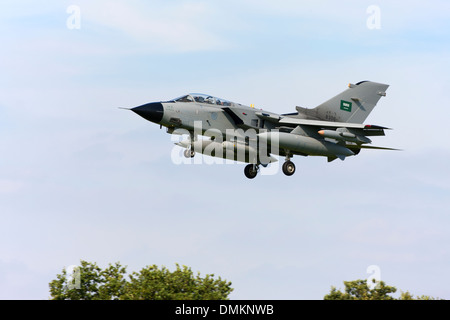 Panavia Tornado IDS 8306 della Royal Saudi Air Force in atterraggio a RAF Conningsby Foto Stock
