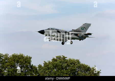 Panavia Tornado IDS 8306 della Royal Saudi Air Force in atterraggio a RAF Conningsby Foto Stock