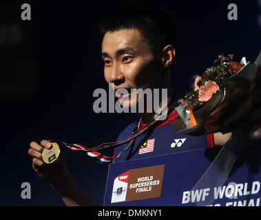 Kuala Lumpur, Malesia. 15 Dic, 2013. Lee Chong Wei della Malesia tenendo la sua medaglia, come egli vincere il singolare evento al mondo BWF Superseries finali al Cheras Badminton Stadium, Kuala Lumpur, Malesia Credito: Kamal Sellehuddin/ZUMAPRESS.com/Alamy Live News Foto Stock