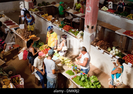 Mercato di Cuba - Vista dal di sopra della people shopping all'interno mercato alimentare, Cienfuegos, Cuba, Caraibi America Latina Foto Stock