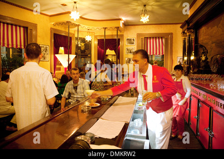 Il personale del bar serve bevande, l'interno del bar El Floridita, famoso per la sua associazione con lo scrittore Ernest Hemingway, l'Avana, Cuba, Caraibi Foto Stock