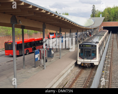 La linea metropolitana n. 3 in Oslo Norvegia, nuove e confortevoli automobili nel traffico, Mortensrud stazione con il moderno tetto curvo, Trasporto hub Foto Stock