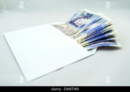 Contanti in busta venti £20 pound note denaro inglese Regno Unito Sterline Foto Stock