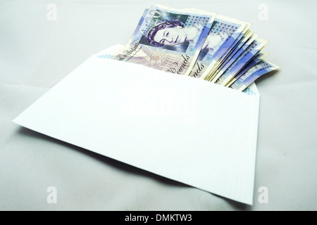 Contanti in busta venti £20 pound note denaro inglese Regno Unito Sterline Foto Stock