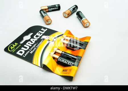 Duracell Plus batterie isolati su sfondo bianco 4 celle batterie AA e AAA in pacchetto Foto Stock