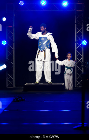 Maschio Semi-Final +80 GUILHERME FELIX (BRA)(rosso) v ANTHONY MYLANN OBAME (GAB)(Blu), WTF World Taekwondo Grand Prix, Manchester REGNO UNITO Foto Stock