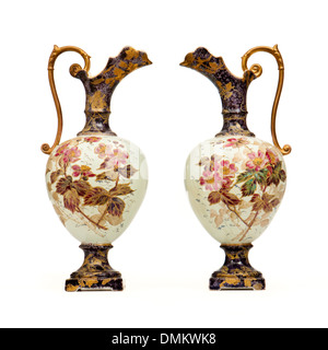 Coppia di antiche dipinte a mano / caraffe vasi dal rubián arte ceramica (filiale di Grimwades) Foto Stock