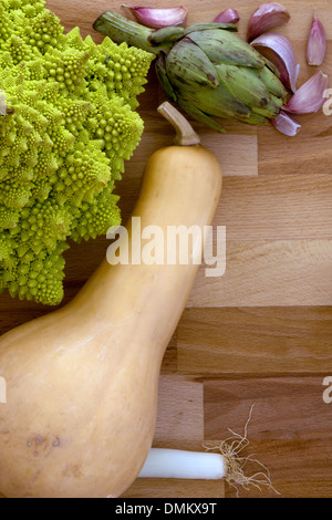 Le verdure su uno sfondo di legno con spazio per il testo. Foto Stock