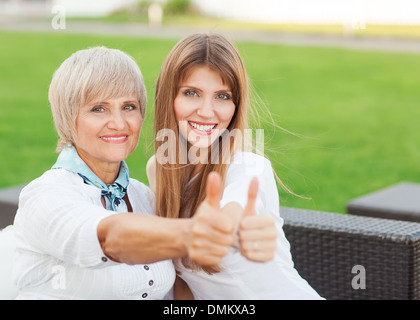 Adulto madre e figlia che mostra OK Foto Stock