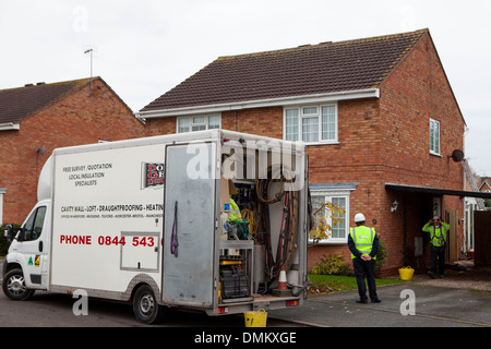 Insufflata nella cavità di isolamento di parete in corrispondenza di un edificio esistente da parte di un installatore come parte dei governi Energy Company obbligo ECO Foto Stock