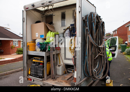 Insufflata nella cavità di isolamento di parete in corrispondenza di un edificio esistente da parte di un installatore come parte dei governi Energy Company obbligo ECO Foto Stock