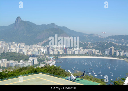 A TAM - la compagnia aerea nazionale brasiliana Airbus vola basso sull'approccio finale all'aeroporto regionale Santos Dumont di Rio de Janeiro, Brasile Foto Stock