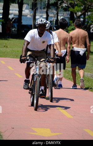 Due Guarda la polizia municipale di ufficiali a loro biciclette sul beach patrol a Rio de Janeiro in Brasile. Foto Stock