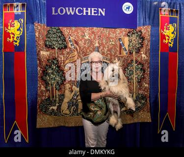 Orlando, Florida, Stati Uniti d'America. 15 Dic, 2013. VICKI tutti detiene introduttore, un Lowchen, nel soddisfare le razze area della American Kennel Club/Eukanuba campionati nazionali. Credito: Brian Cahn/ZUMAPRESS.com/Alamy Live News Foto Stock