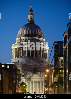 Foto notturna della Cattedrale di San Paolo nel centro di Londra, Inghilterra Foto Stock