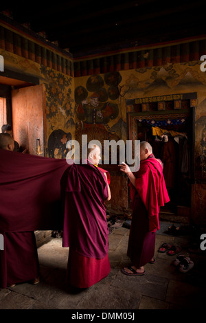 Il Bhutan, Bumthang Valley, Jambey Lhakang, due monaci buddisti all'interno del monastero Foto Stock