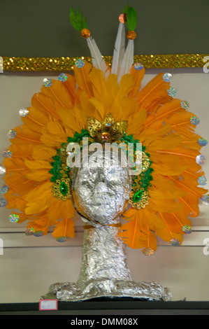 Un negozio che vende i famosi costumi di carnevale brasiliani e headdress nel Sambodromo nel centro di Rio de Janeiro, Brasile. Foto Stock