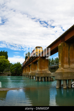 Kiwirail treno su un ponte sopra il fiume Waimakariri, vicino a Christchurch, Canterbury, Isola del Sud, Nuova Zelanda Foto Stock