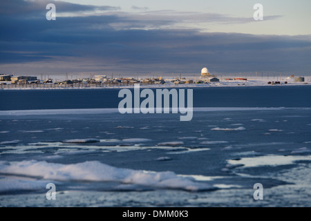 Il ghiaccio e la neve sulla laguna Kaktovik con eschimese case e linea di rugiada stazione sull isola di baratto Alaska Usa su The Beaufort mare Oceano Artico Foto Stock