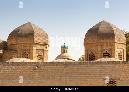 Cupole di Magoki Attori moschea, noto anche come Magoki Attari Moschea, e la cupola di Toqi Sarrofon, Bukhara, Uzbekistan Foto Stock