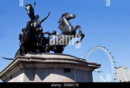 Regina Boudica/Boadicea statua e il London Eye a Westminster. Foto Stock