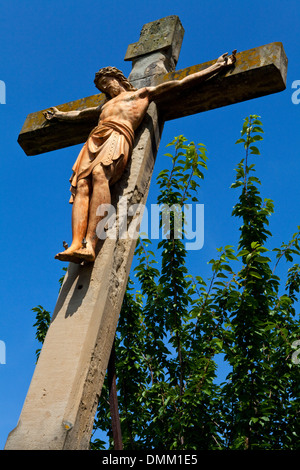 Un Crocefisso monumento nel cimitero di Kirche St Martin in Linz am Rhein. Foto Stock