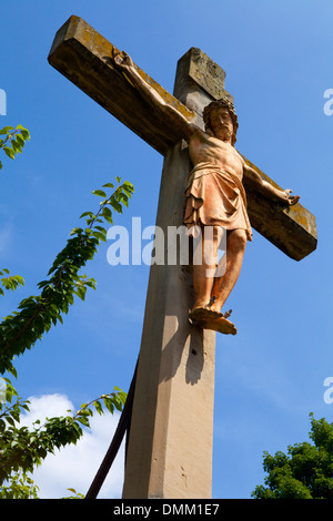 Un Crocefisso monumento nel cimitero di Kirche St Martin in Linz am Rhein. Foto Stock